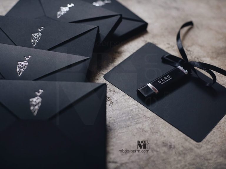 заказать изготовление подарочных бумажных конвертов с вложением-флешкой на ленте