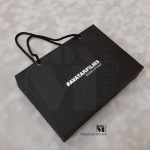 изготовление премиальных фирменных черных бумажных пакетов на заказ прямоугольной формы с веревочными ручками изготовление премиальных фирменных черных бумажных пакетов на заказ прямоугольной формы с веревочными ручками